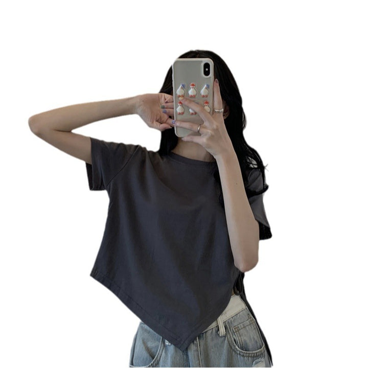 Kvindernes crop top med asymmetrisk kant og løs pasform