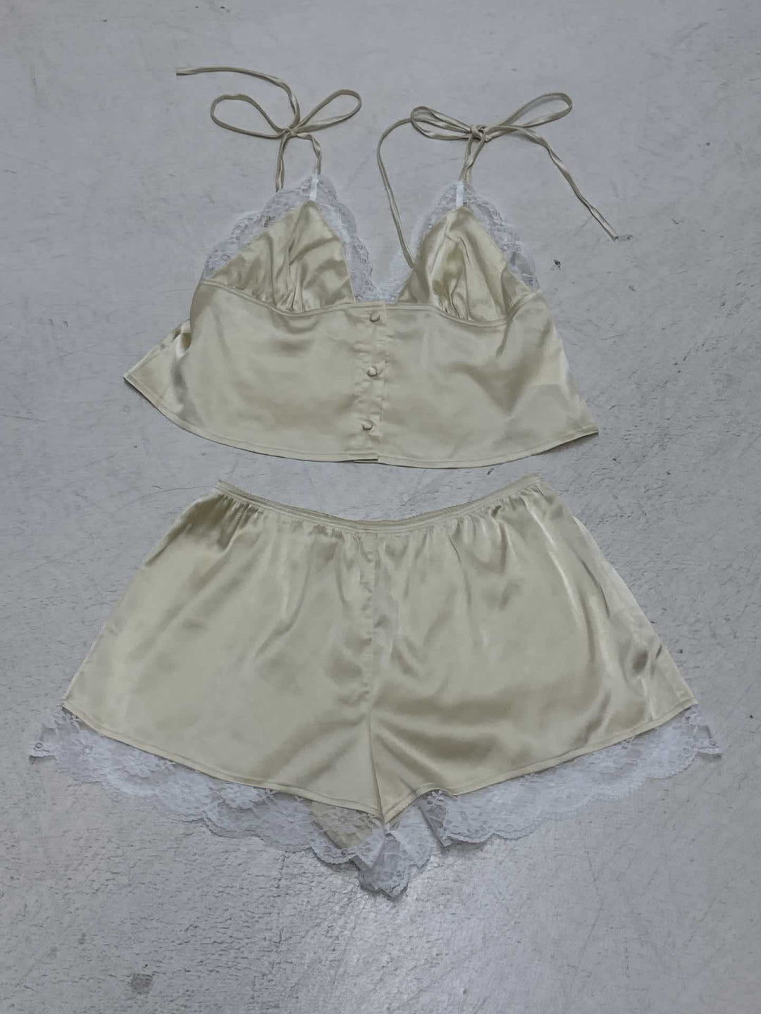 Dame pyjamasæt med sarte blomsterdesign og fine flæsedetaljer Skovae