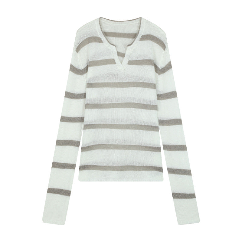 Dame strikket sweater med V-hals og asymmetrisk stribemønster Stilla