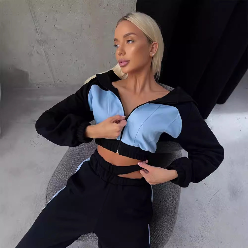 Kvinders sporty loungewear sæt lavet af blødt materiale med kængurulomme Skovae