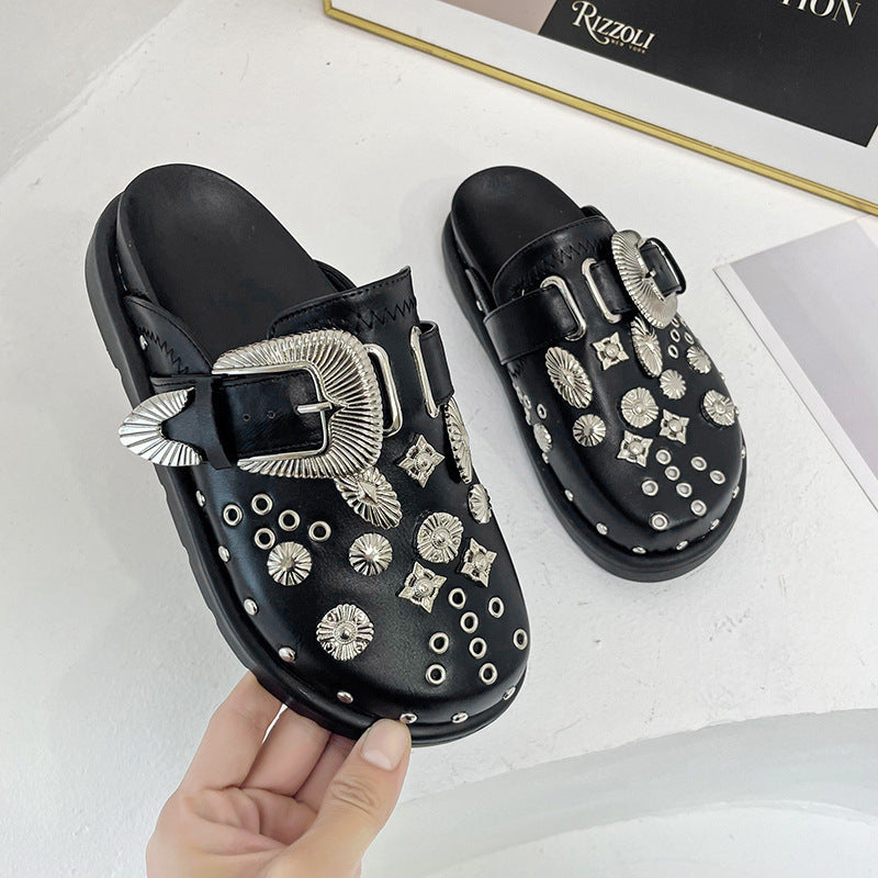 Dame nan dekorerede slip-on clogs med metalliske conchos, stor pynteklips og ergonomisk fodseng Skovae