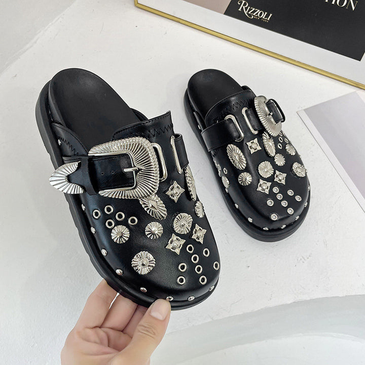 Dame nan dekorerede slip-on clogs med metalliske conchos, stor pynteklips og ergonomisk fodseng Skovae