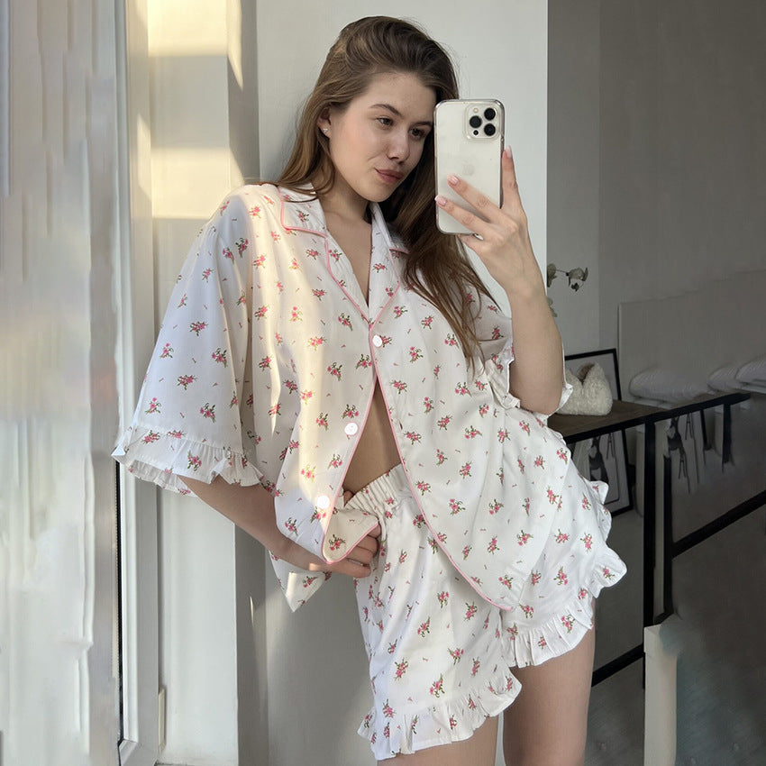 Dame pyjamasæt med glad blomstertryk og elegante flæsedetaljer Stilla