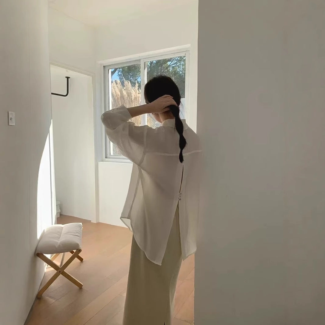 Dame Relaxed Fit Button-Up Bluse med unikt rygdetalje Stilla