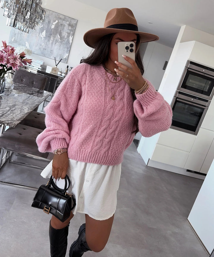 Kvinders chunky strik sweater med voluminøse ærmer og kabelmønster Stilla