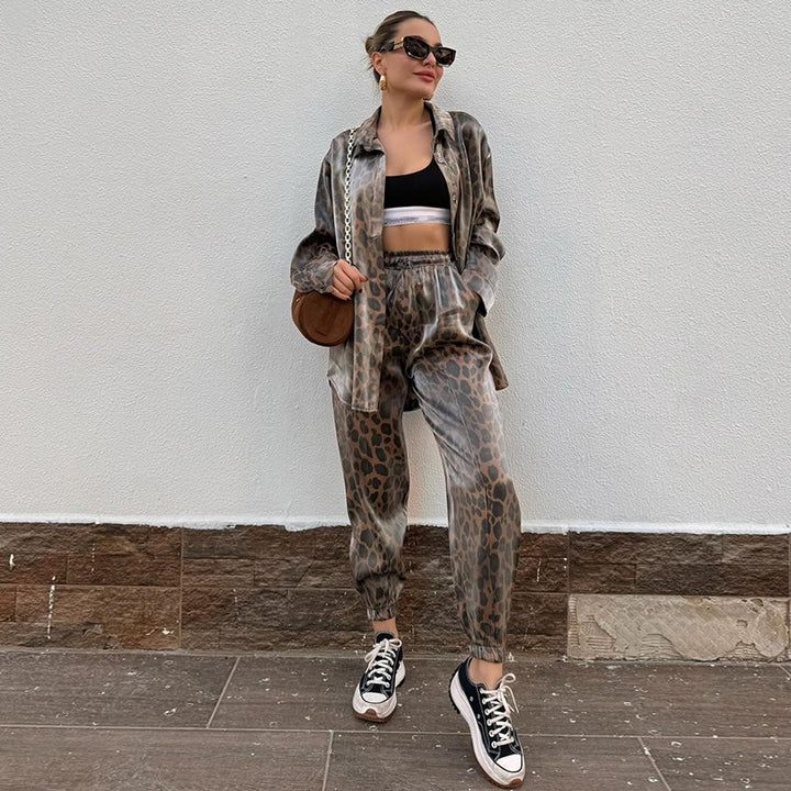 Dame sæt i let satin med trendy leopardmønster og elastisk talje Stilla