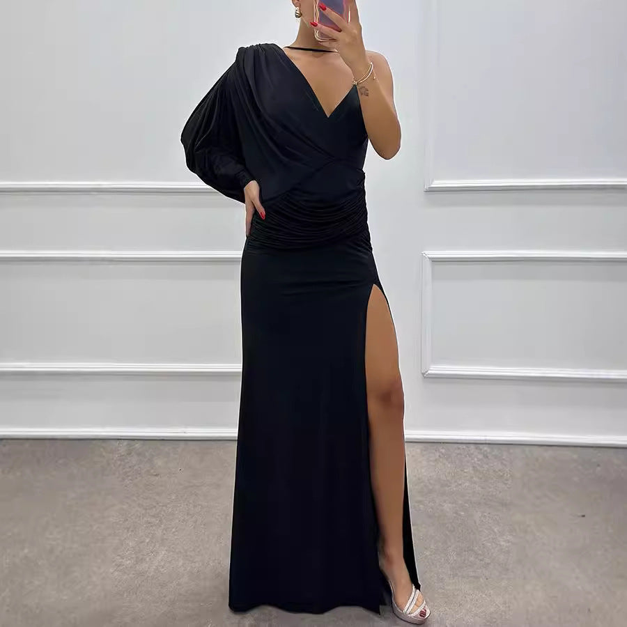Dame aftenkjole med asymmetrisk snit og elegant split Stilla