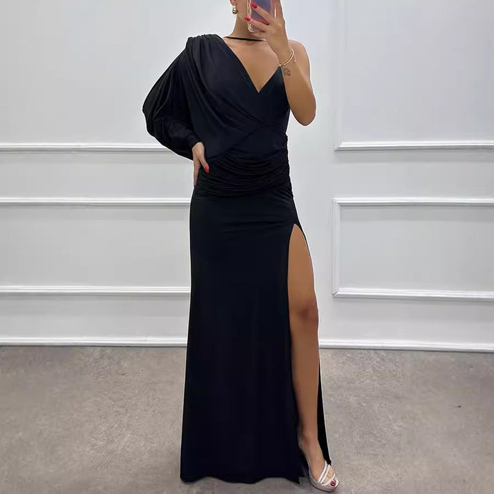 Dame aftenkjole med asymmetrisk snit og elegant split Stilla