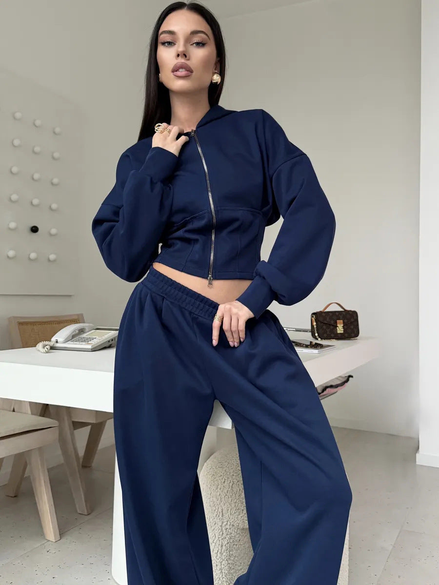 Kvinders afslappede cropped hoodie og brede bukser i urban stil Skovae