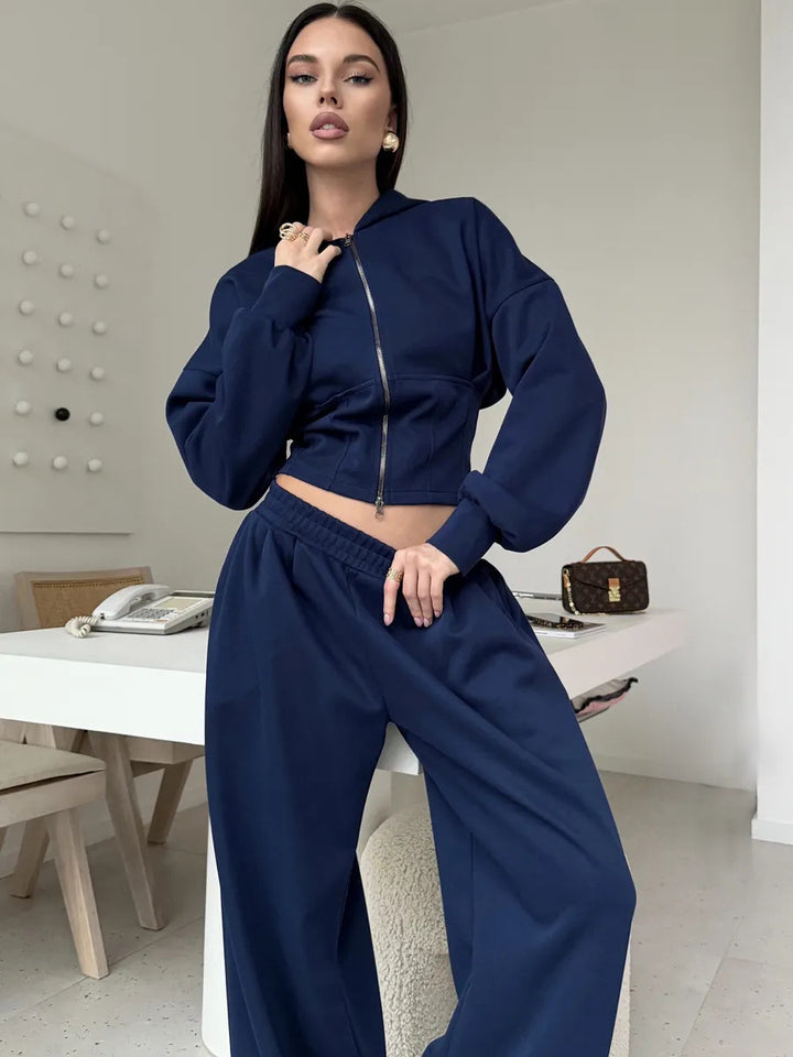 Kvinders afslappede cropped hoodie og brede bukser i urban stil Skovae