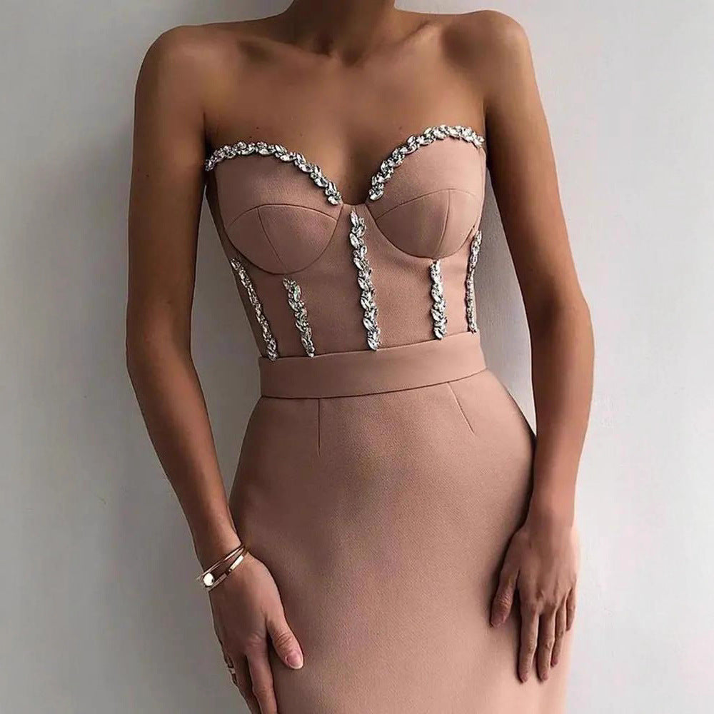 Kvindernes figursyede aftenkjole med elegant bustier-look og skinnende applikationer