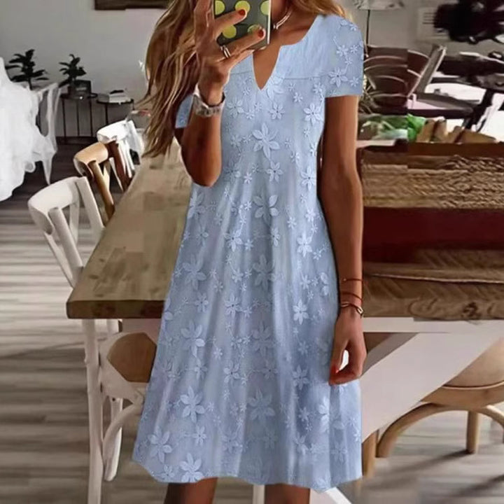 Damer knælang A-linje dress i bomuldsblanding med broderet overlay, korte ærmer og V-udskæring Skovae