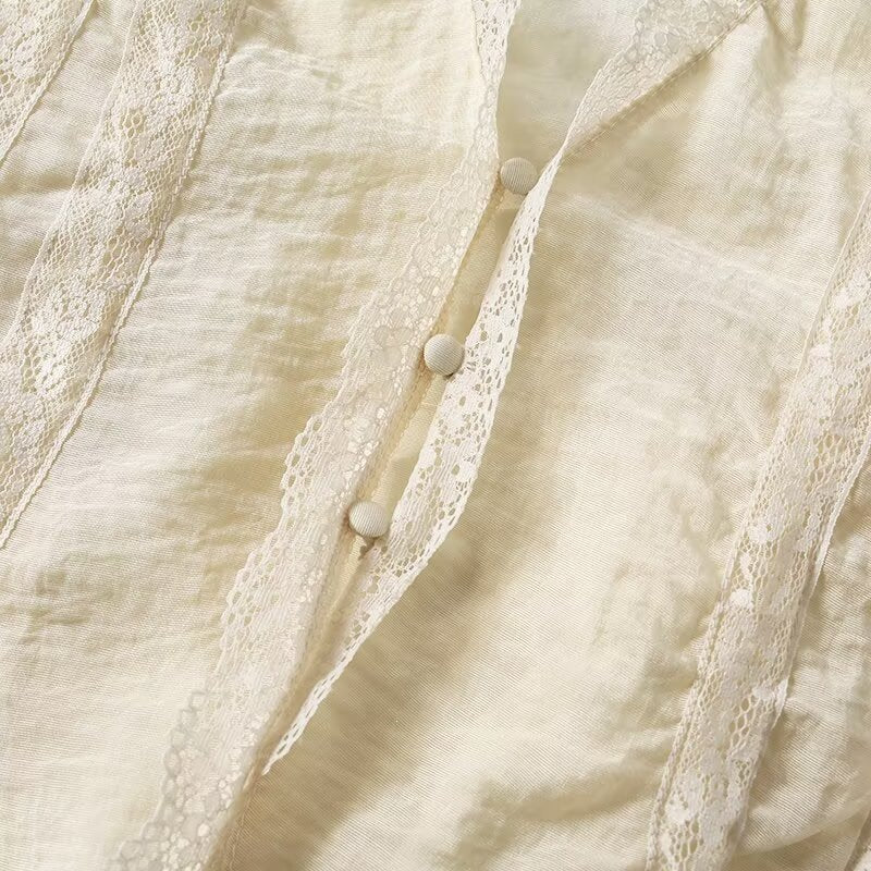 Dame-spidsen top med elegante ruffledetaljer og knaplukninger Skovae