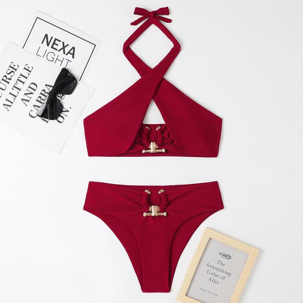 Dame Bikini-sæt med kreativt halterdesign og elegant guldaccent Stilla