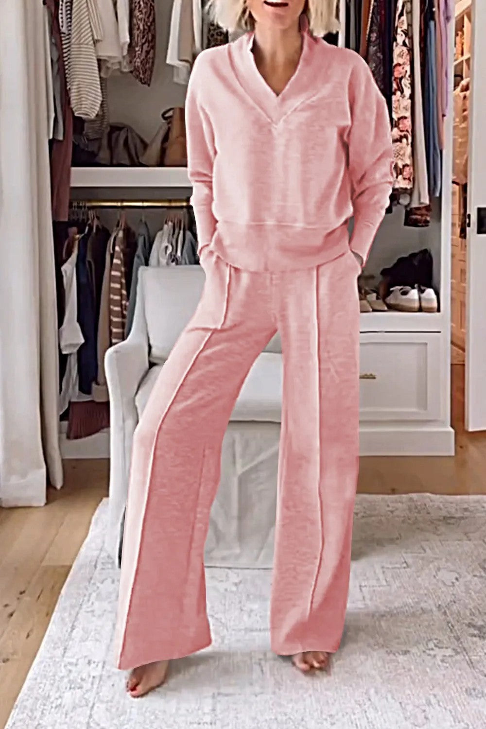 Kvinders komfortable loungewear sæt med V-udskæring og løs pasform Stilla
