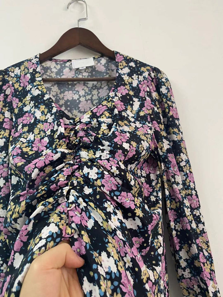 Damebluse med elegante puffærmer og blomsterdesign Stilla