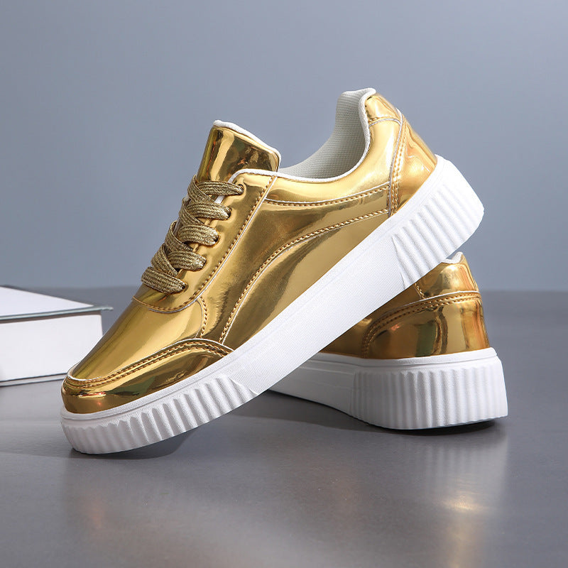Dame nan lavt skåret sneakers med spejlende lakoverflade, polstret skaft og forhøjet sål med rillemønster Skovae