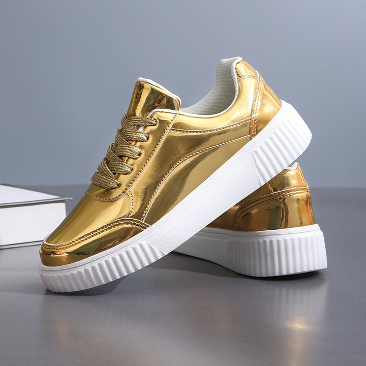 Dame nan lavt skåret sneakers med spejlende lakoverflade, polstret skaft og forhøjet sål med rillemønster Skovae