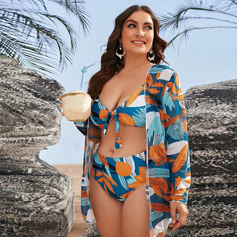 Dame Bikini-sæt med blomsteret indpakningsoberteil og elegant strandjakke Skovae
