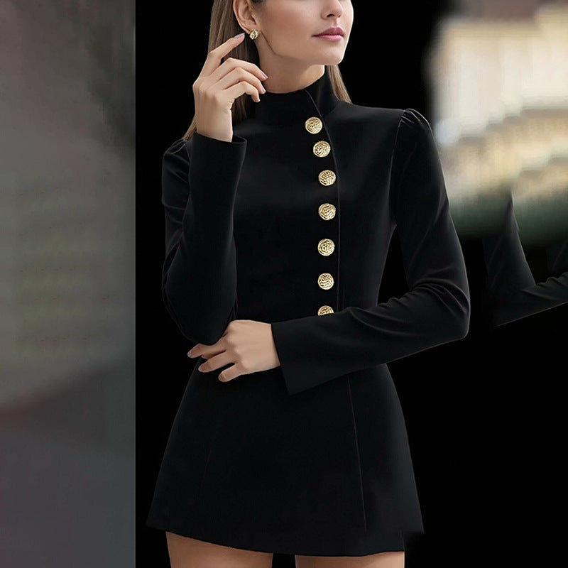 Kvinders minikjole med elegant opretstående krave og dekorative knapper Stilla