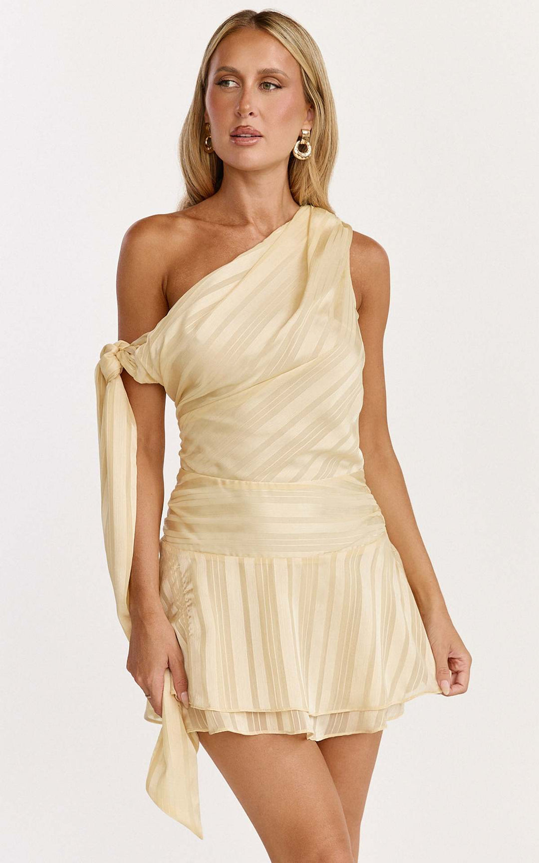 Kvinder asymmetrisk mini kjole med elegant drapering og sidelukning Skovae