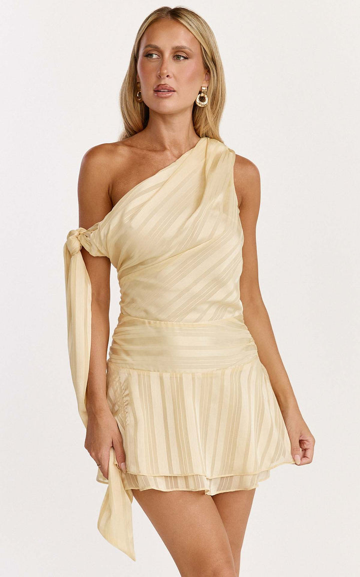 Kvinder asymmetrisk mini kjole med elegant drapering og sidelukning Skovae