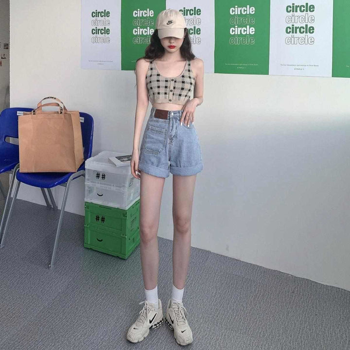 Kvinders cropped top med ternet mønster og knapdetalje Skovae