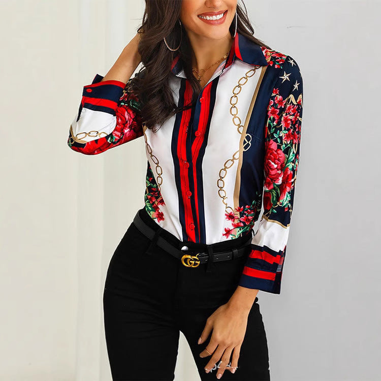 Damebluse med blomsterprint og elegante kædeaccentuer Stilla