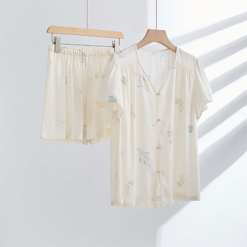 Dame pyjamasæt med elegant blomstret design og gennemgående knaplukning Stilla