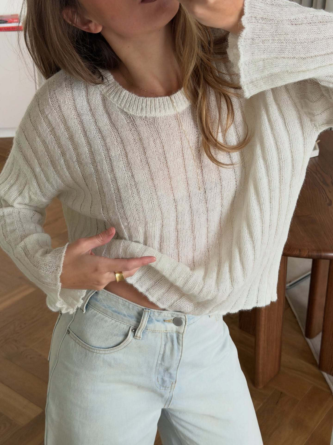 Kvindernes afslappede sweater med ribbet tekstur og frynset ærmer Stilla