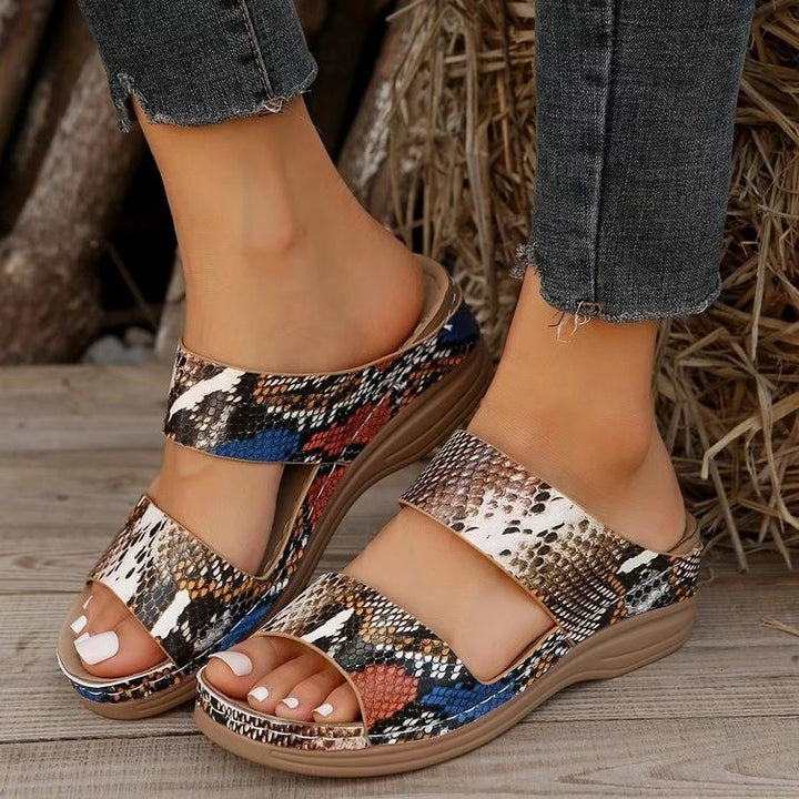 Dame mode sandaler med stilfuldt slangeprint og polstret fodseng design Stilla