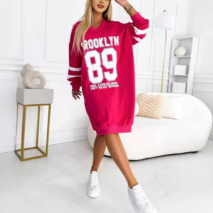 Dame sporty oversized kjole med V-hals og stilfuldt print Stiila