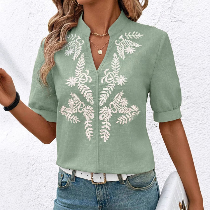 Damebluse med elegant floral broderidesign Stilla