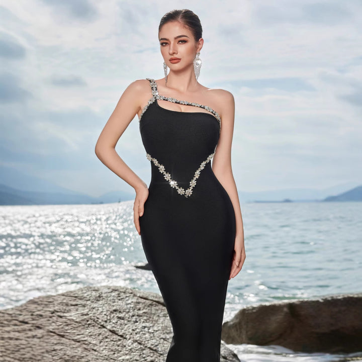 Kvindernes elegante figursyet aftenkjole med asymmetrisk stropdesign og rhinstenforgyldninger Stilla
