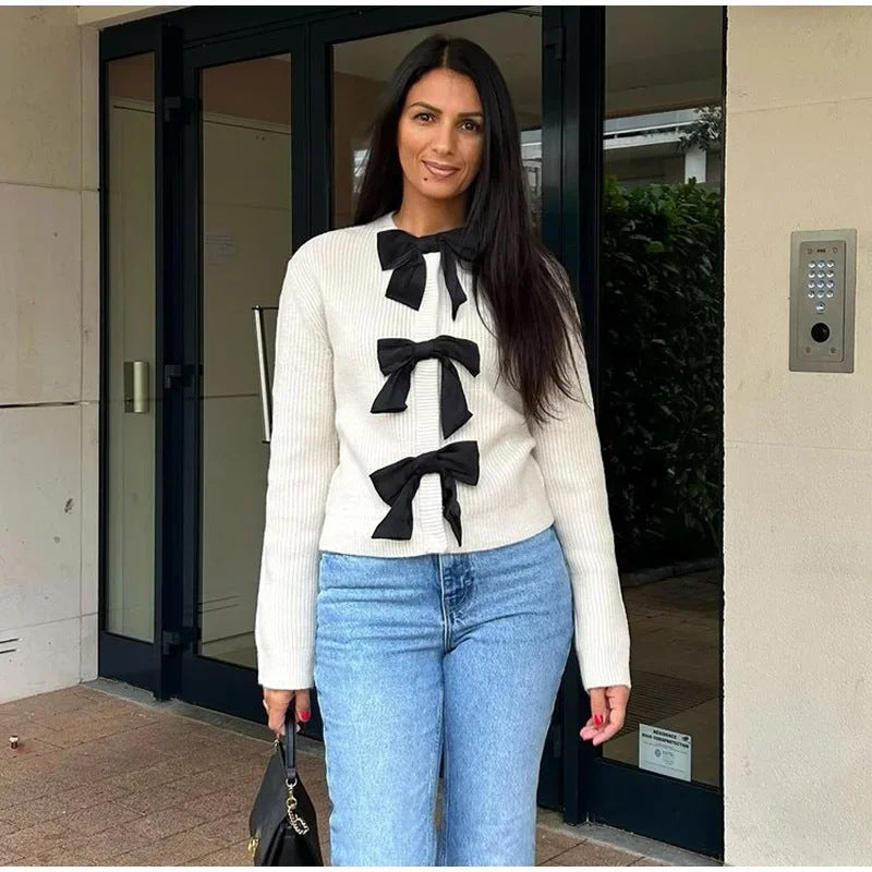 Dame striktrøje med elegante satin-sløjfedetaljer Stilla