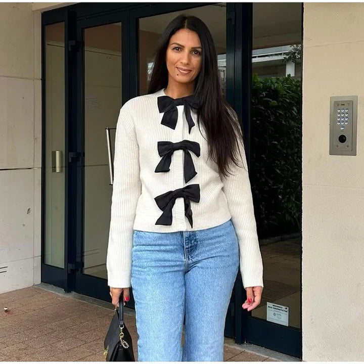 Dame striktrøje med elegante satin-sløjfedetaljer Stilla