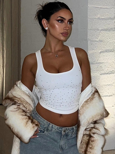 Dame crop top med glitrende strass accenter og figursyet snit Stilla