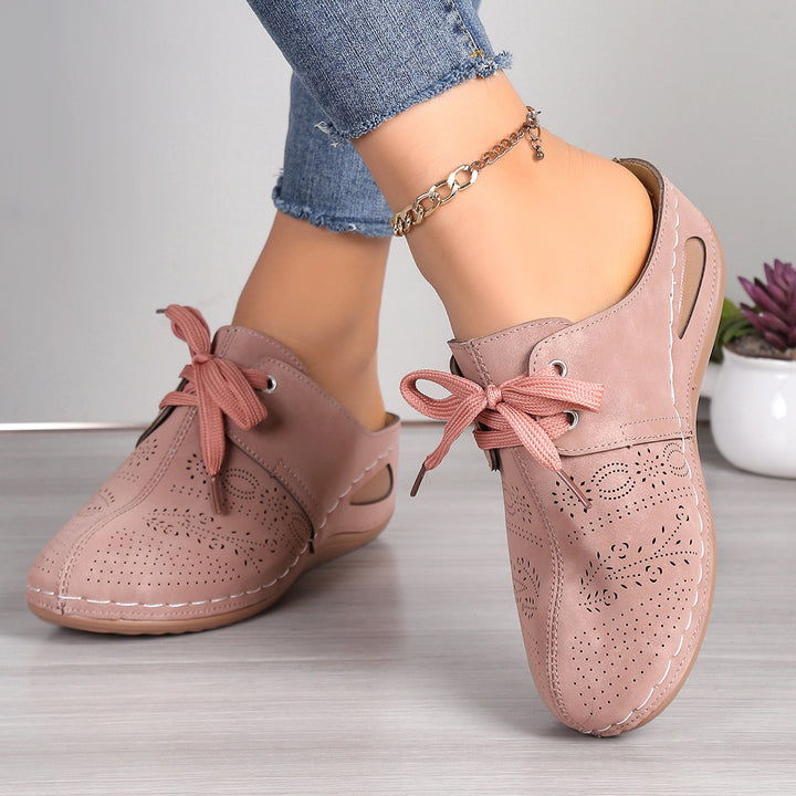 Dame sneakers med elegant snørering og åndbar perforering Stilla