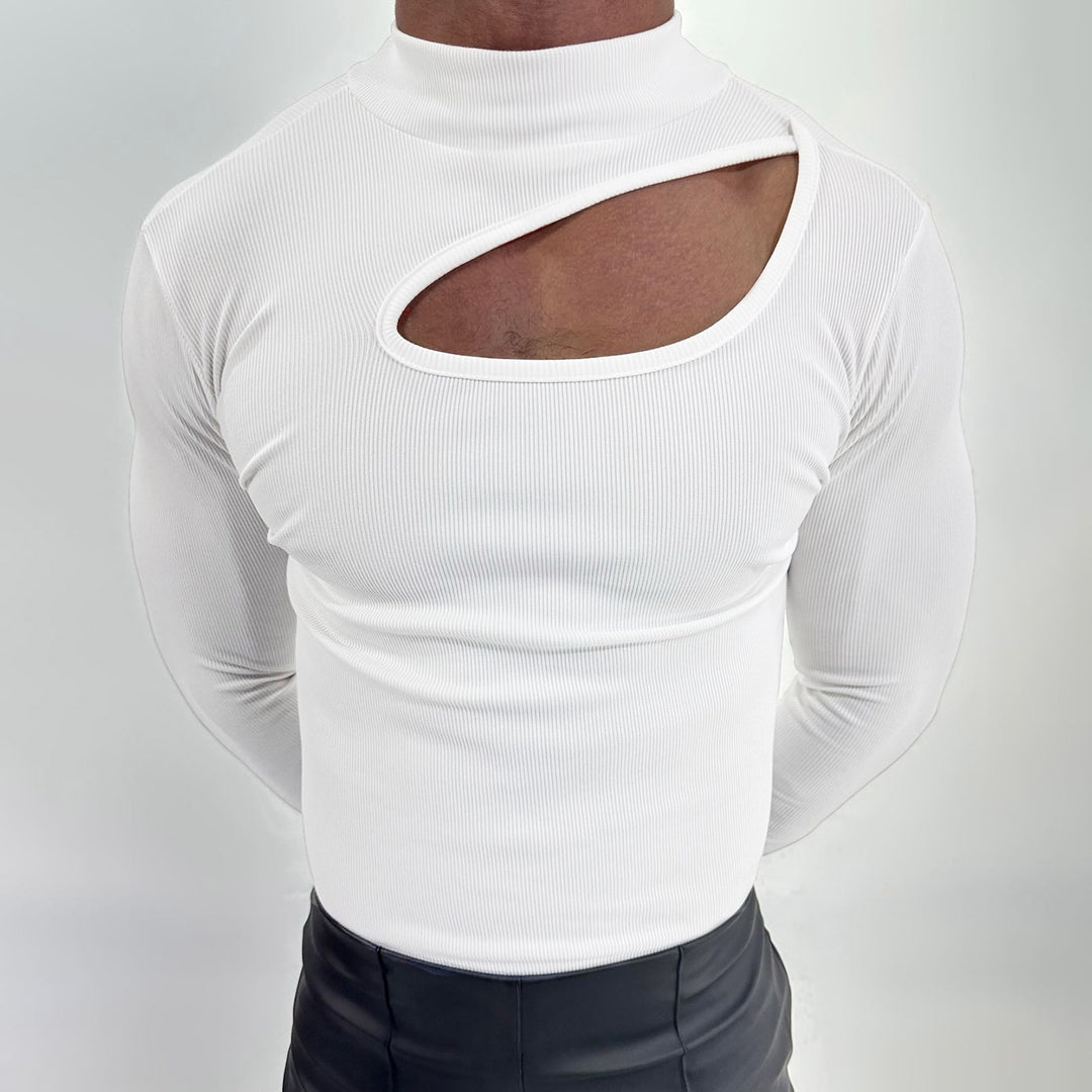 Dame med en tætsiddende langærmet top lavet af fin rib jersey med asymmetrisk skulderudskæring og høj krave Skovae