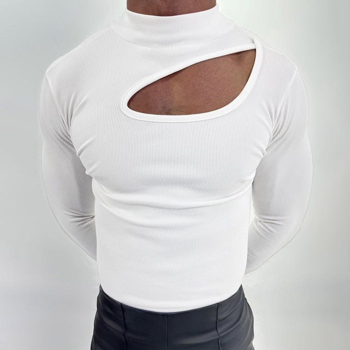 Dame med en tætsiddende langærmet top lavet af fin rib jersey med asymmetrisk skulderudskæring og høj krave Skovae