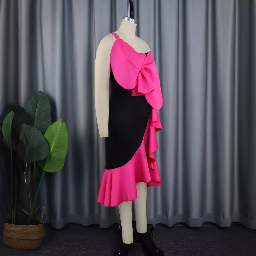 Damer Elegant cocktailkjole med statementfuld flæsedesign og oversized Skovae