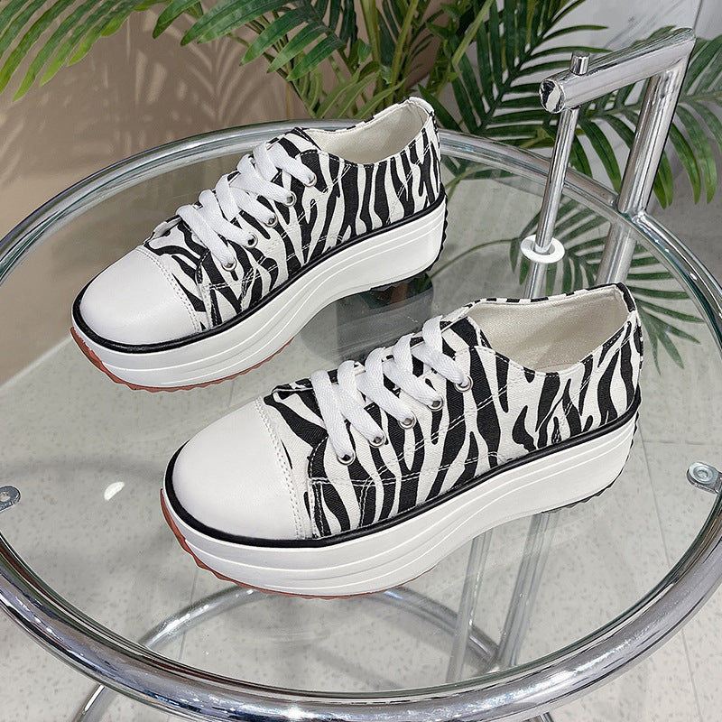Dame Plateau-sneaker i høj kvalitet af lærred med moderigtigt kontrastdesign Stilla