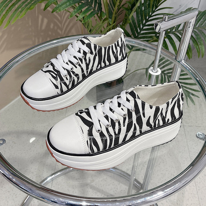 Dame Plateau-sneaker i høj kvalitet af lærred med moderigtigt kontrastdesign Stilla