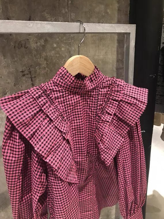 Damebluse med voluminøse flæsedetaljer og elegant ternet mønster Stilla