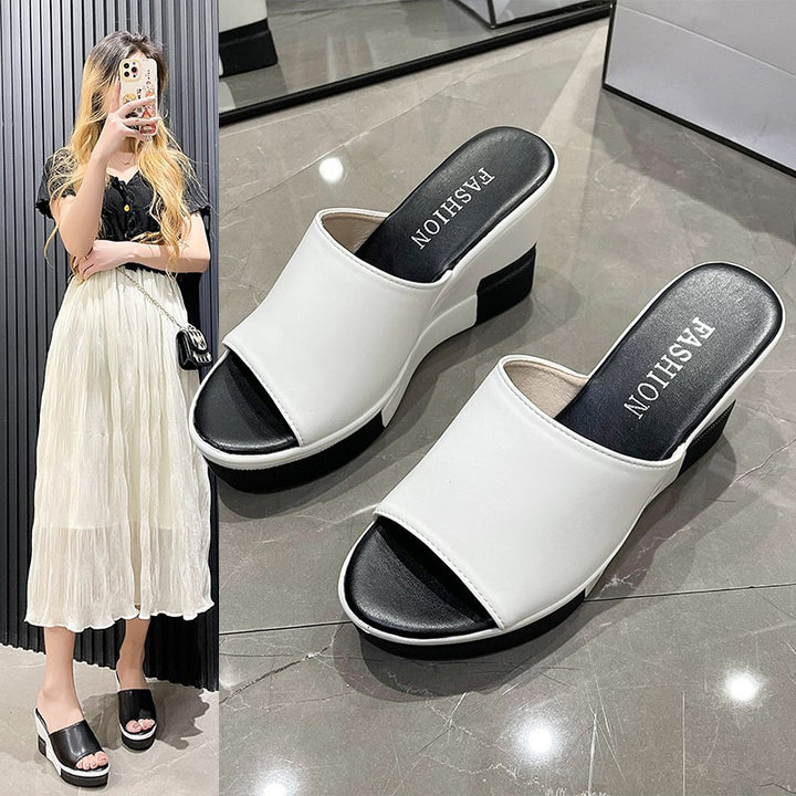 Dame nan slipon sandal fra syntetisk læderfinish med åben tå ergonomisk kilehæl og polstret komfortfodbed Skovae