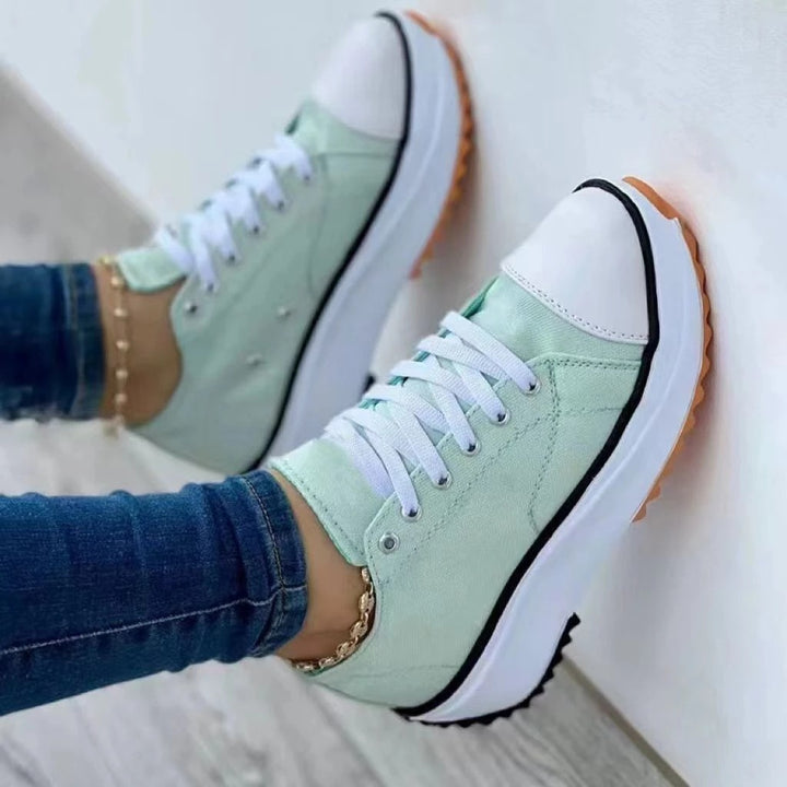 Dame Sporty Sneakers med moderigtigt overmateriale og skridsikker sål Stilla