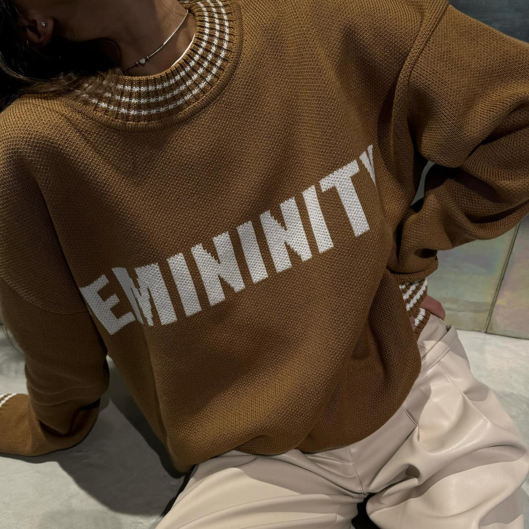 Kvinders afslappede sweatshirt med stilfuld lettering og stribede manchetter