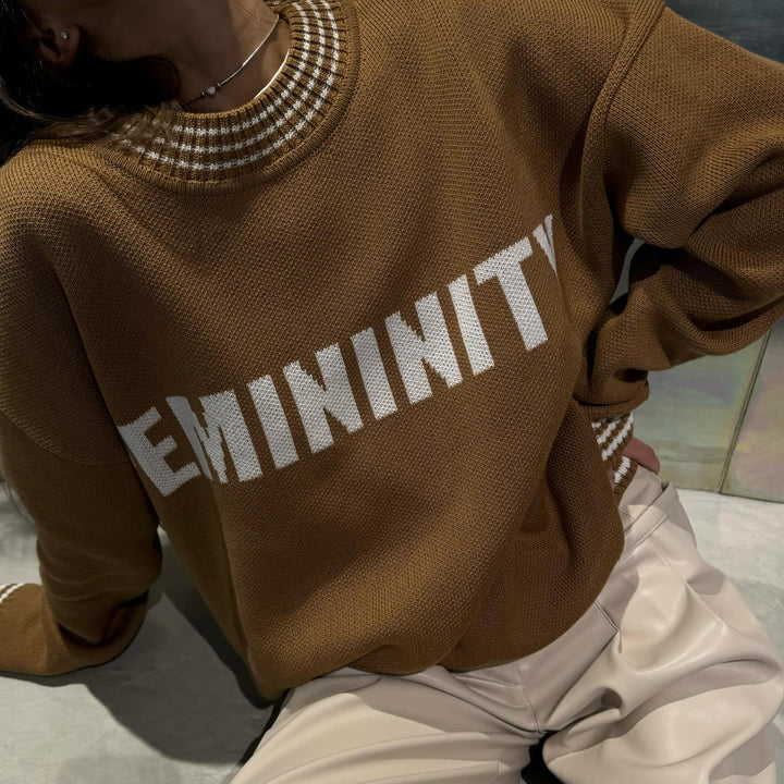 Kvinders afslappede sweatshirt med stilfuld lettering og stribede manchetter