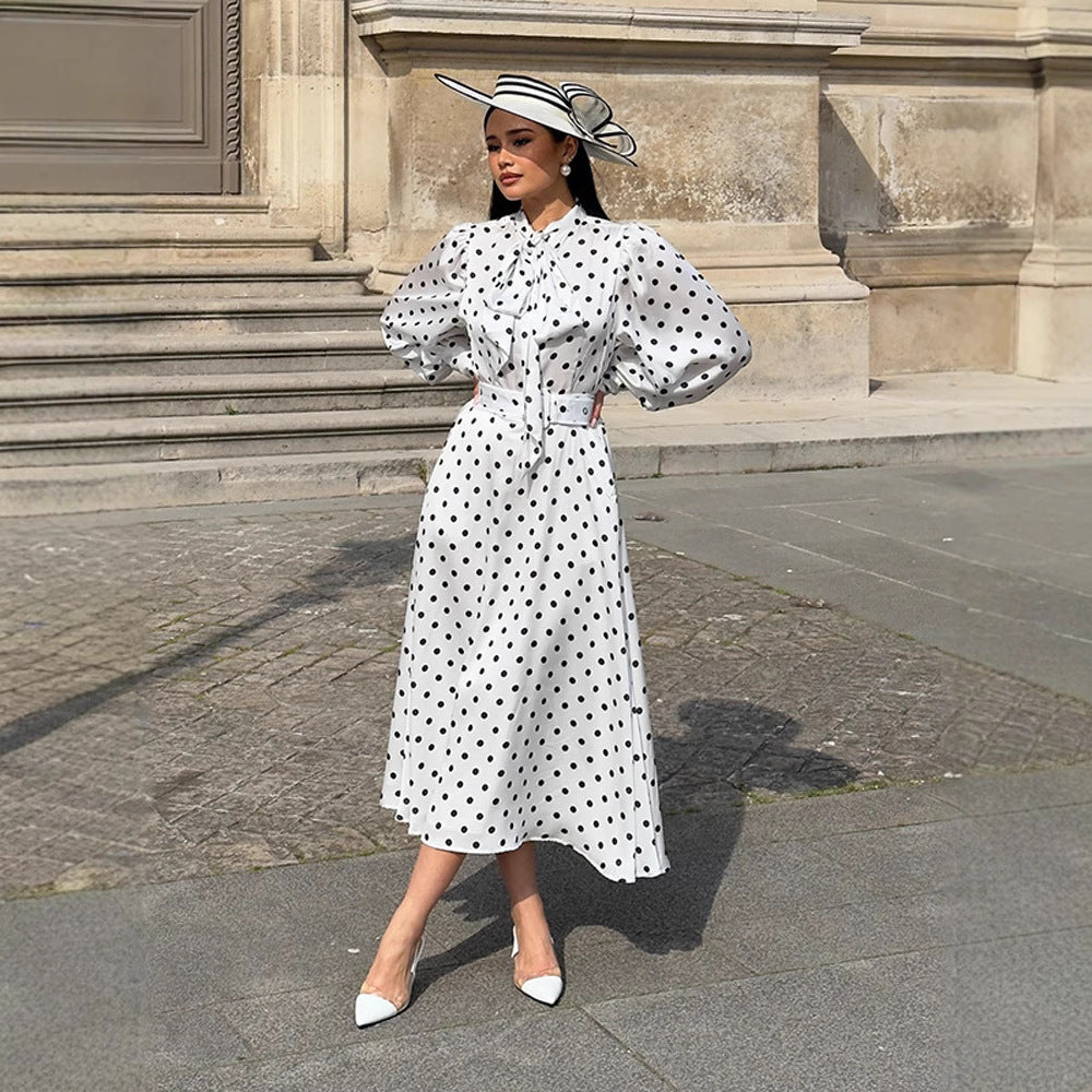 Dame Midi-kjole med elegante puffærmer og kontrastierende prikkedesign Stilla