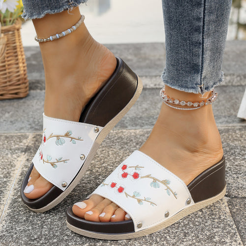 Dame modische Wedge-slippers med blomsterbroderi og elegante accenter Stilla